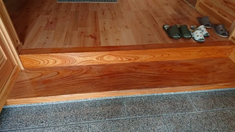 玄関、欅上がり板と上がり框