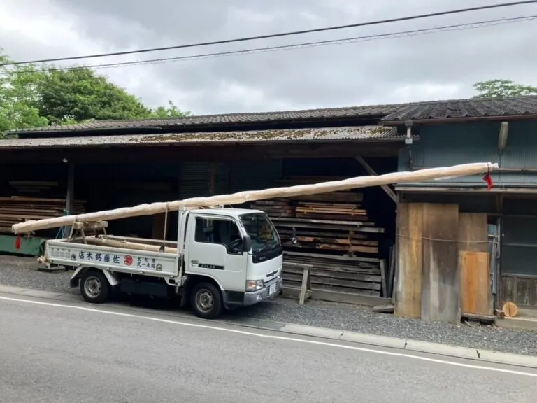 11mの杉磨き桁丸太と磨き柱、積み込み、配達！