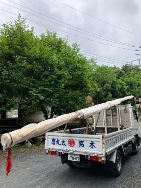 11mの杉磨き桁丸太と磨き柱、積み込み、配達！