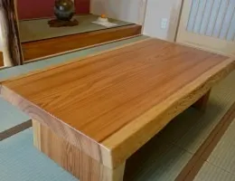 笠間市O邸様新築工事　杉天然付き一枚板座卓 カウンターと共木　(一枚板　テーブル)