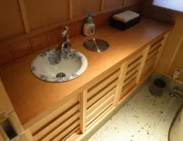 料亭 女子トイレ 欅無垢天板