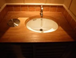 欅　料亭 女子トイレ 欅無垢天板　物置板