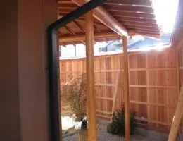 料亭 新館　下屋（杉磨桁丸太）