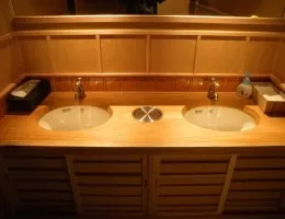 料亭 新館　階段（欅無垢）