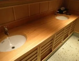 料亭 男子トイレ 欅無垢天板２