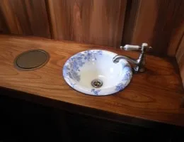 料亭 本館 トイレ男女　手洗い天板（欅無