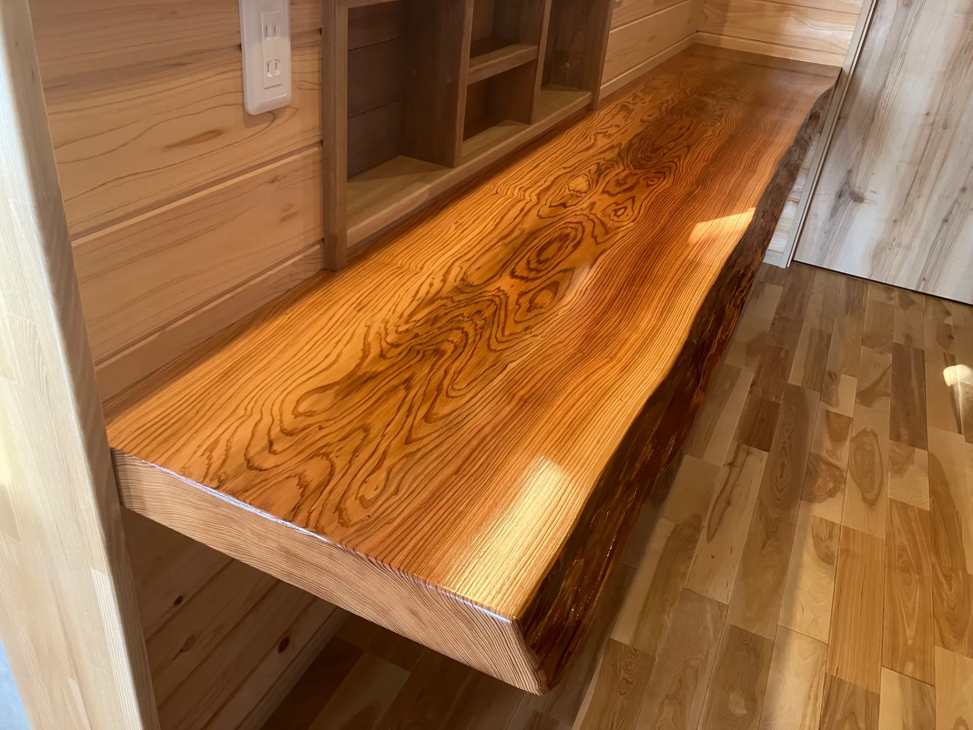 ひたちなか市S様　杉一枚板カウンター（樹齢約130年）