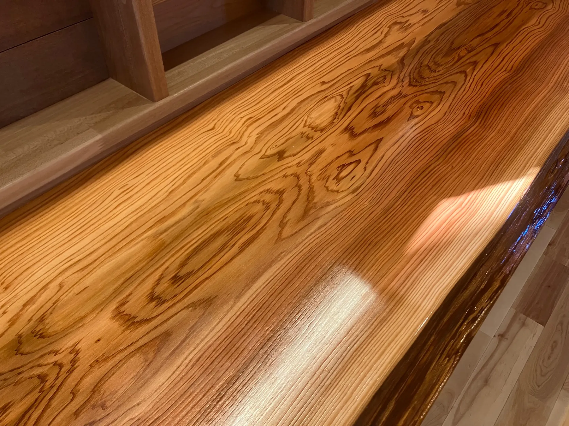 ひたちなか市S様　杉一枚板カウンター（樹齢約130年）