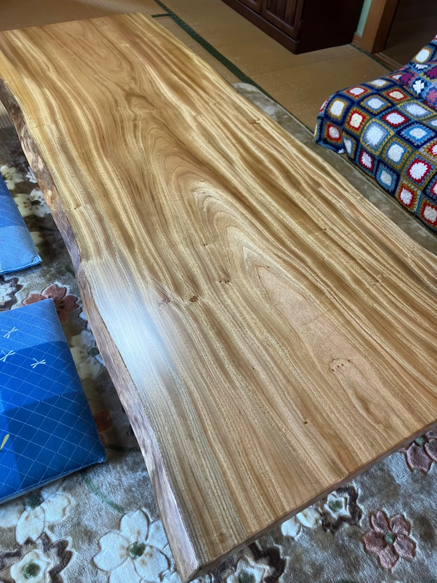 一枚板テーブルの表面が剥がれてきた時のDIY補修と長持ちさせるメンテナンス術